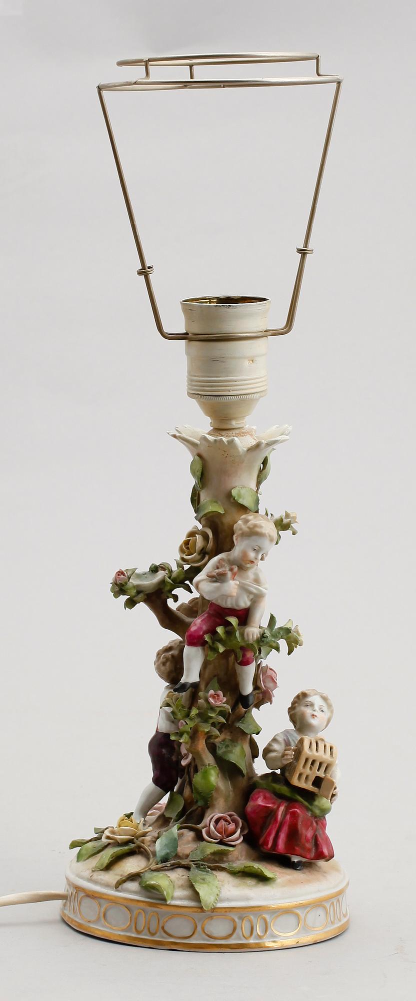 BORDSLAMPA, porslin, Schierholz, 1900-talets första hälft.