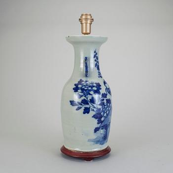 BORDSLAMPA. Porslin, Kina 1800-talets slut.