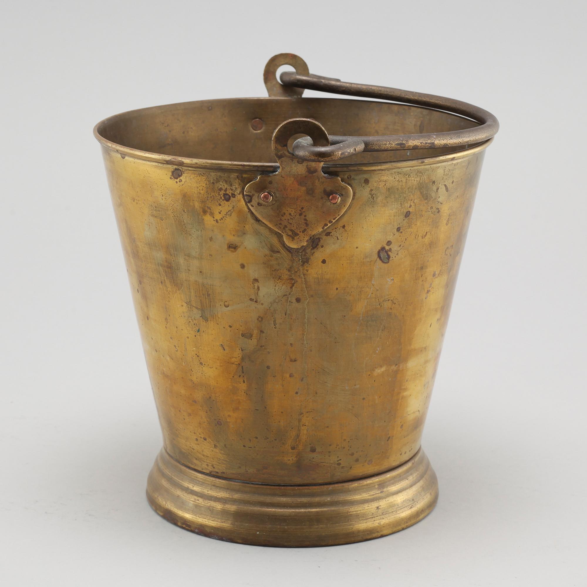 A brass bucket from around year 1900.