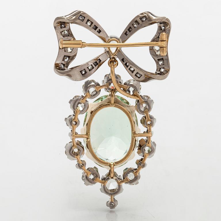 A. Tillander, a brooch/pendant in 18K gold, with an oval light green beryl, rose- and old-cut diamonds, Helsinki, 1968.