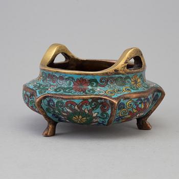 A Chinese cloisonné incense burner, early 20th century.