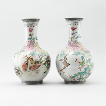 VASER, 1 par, porslin, Kina, 1900-tal.