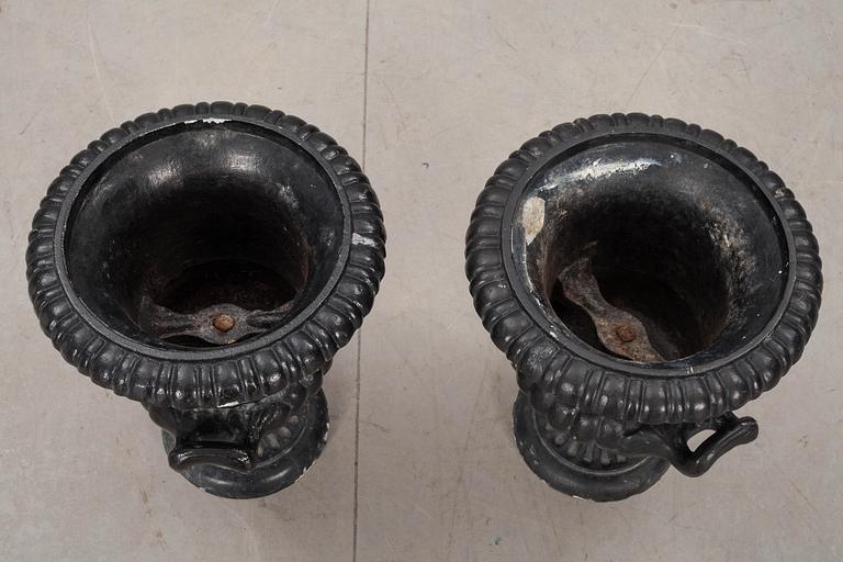 TRÄDGÅRDSURNOR, ett par, 1900-talets andra hälft.