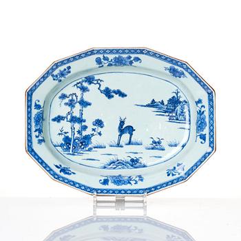 Stekfat, ett par, kompaniporslin. Kina, Qingdynastin, Qianlong (1736-95).
