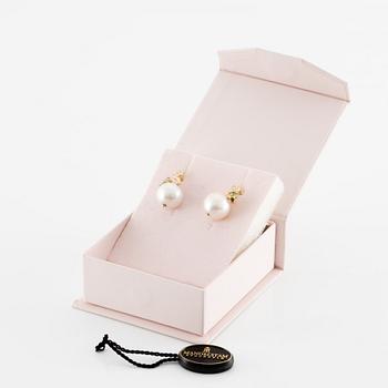 Earrings, Mandelstam, 18K gold with cultured freshwater pearls, green tourmalines, and brilliant-cut diamonds.