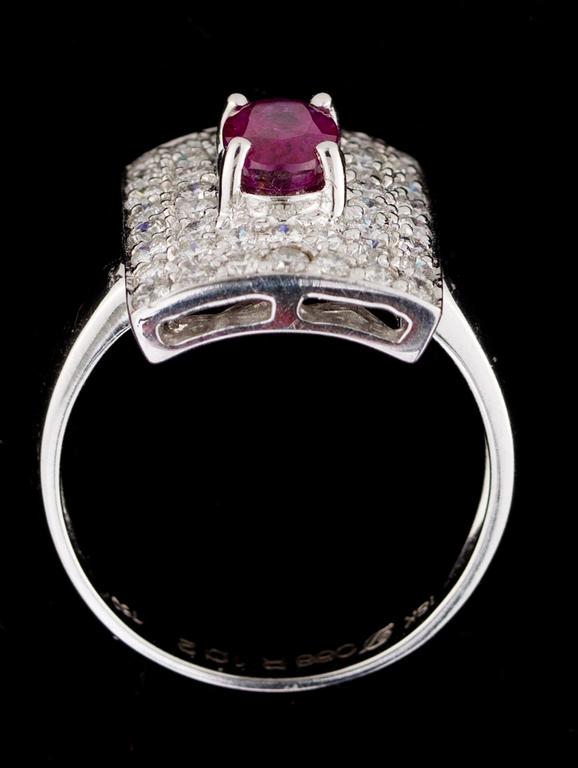 RING, 44 briljantslipade diamanter, 0.88 ct och en rubin, 1.02 ct.