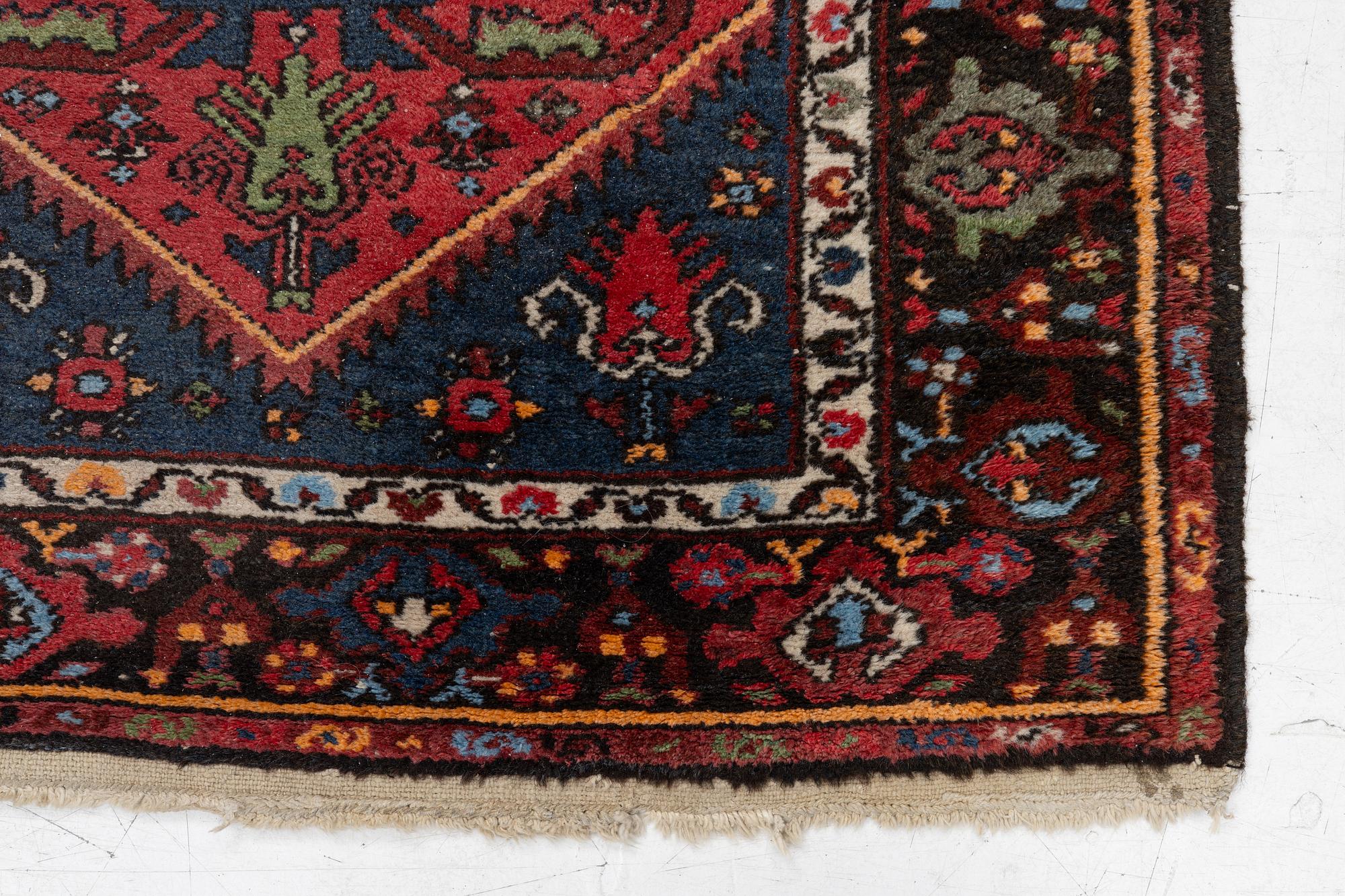 An Oriental rug, approx. 200 x 105 cm.