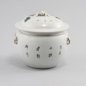 LOCKURNA, porslin, Kina, omkring 1900-talets mitt.