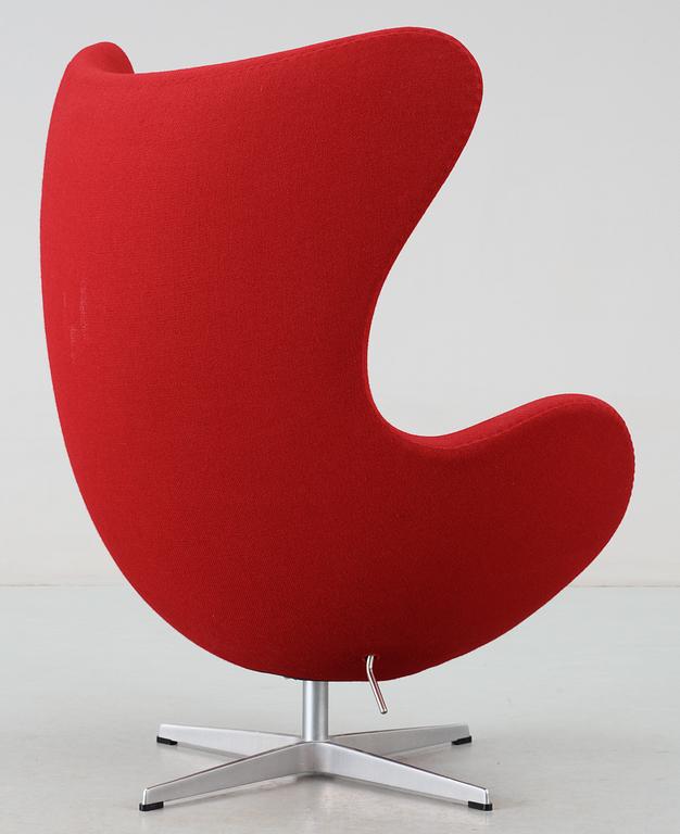 An Arne Jacobsen "Egg-Chair", Fritz Hansen, Denmark 1998, upholstered in red fabric.