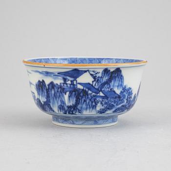 A blue and white Japanese bowl with double foot ring, for the Chinese market, around the year 1900.