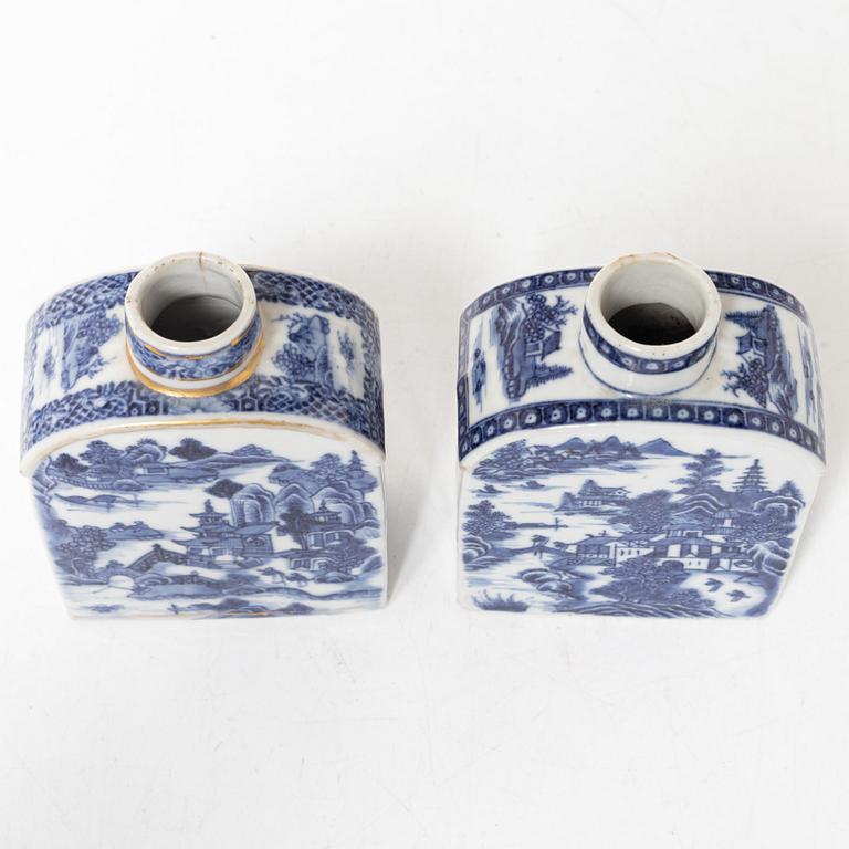 Tedosor, 2 st samt kopp med fat, kompaniporslin, Kina, omkring 1800.