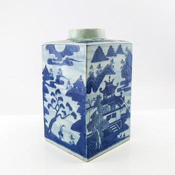 A large tea caddy, China, 19th century.