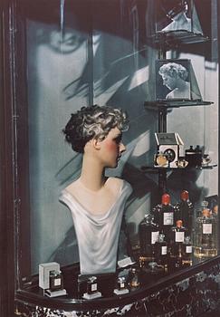 Gisèle Freund, photograph depicting a shop window signed and stamped.