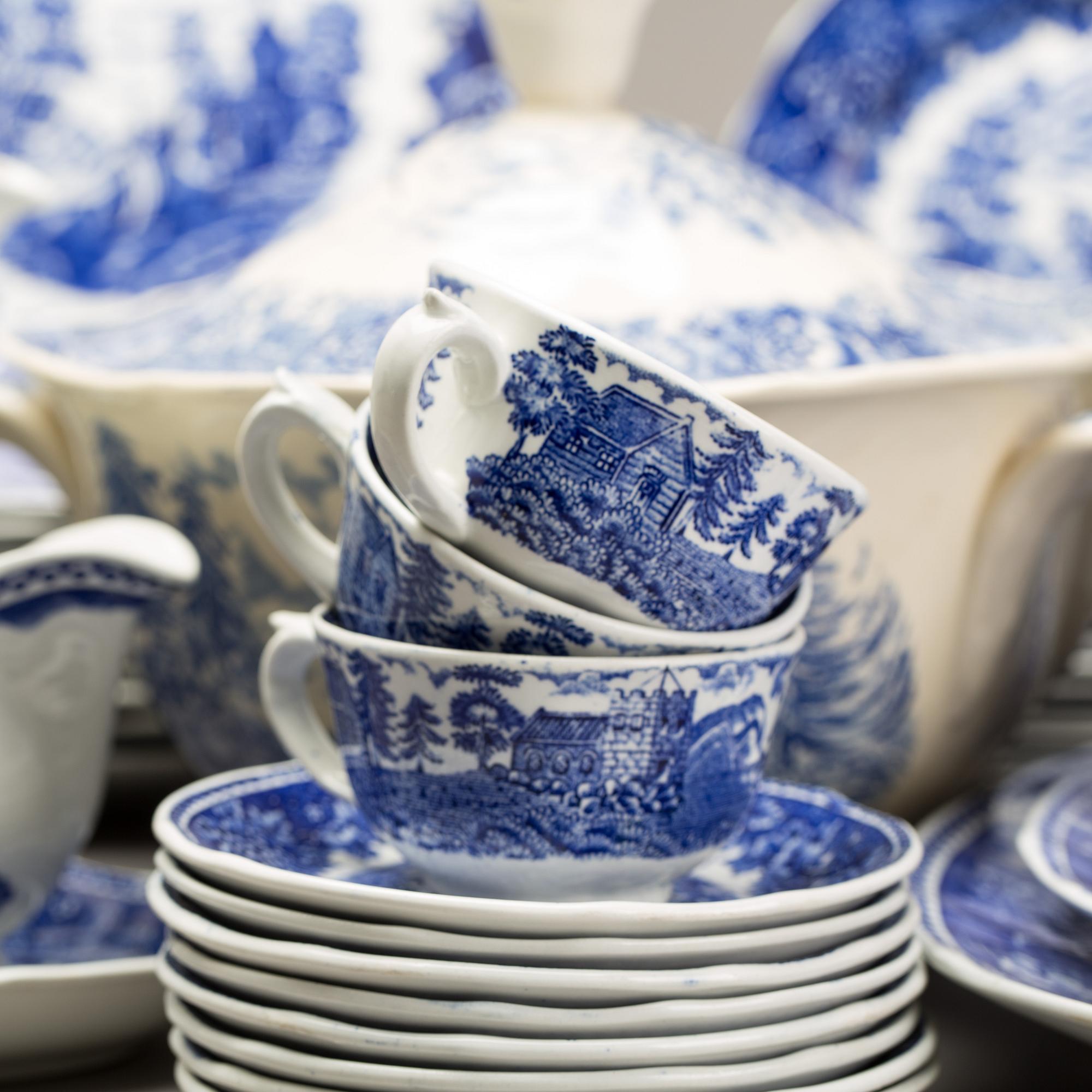 A "Blått landskap" Arabia eartheware dinner service.