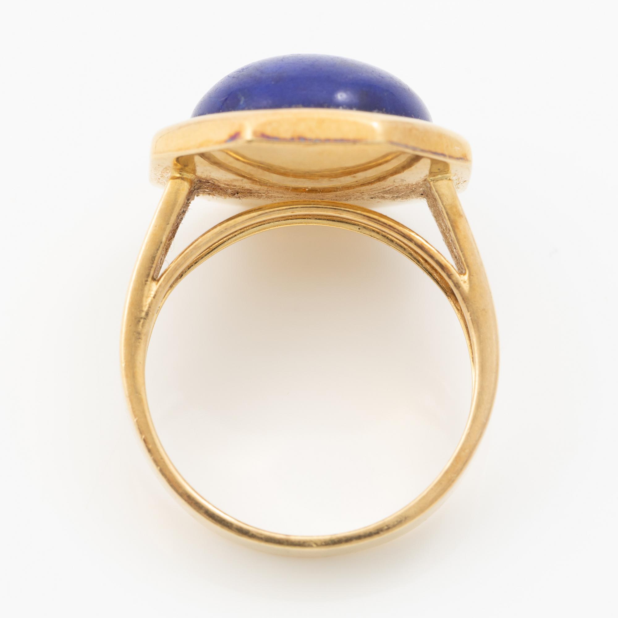 18K gold ring with lapis lazuli.