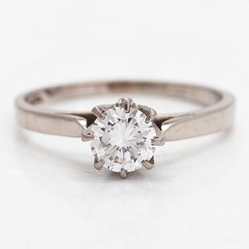 Ring, solitär, 18K vitguld med en briljantslipad diamant ca 0.82 ct enligt gravyr. Westerback, Helsingfors 1973.