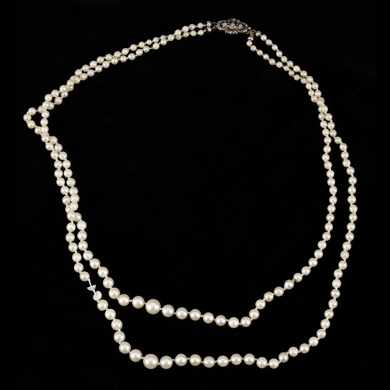 COLLIER, odlade saltvattenspärlor med lås 18k guld rosenslipade diamanter.