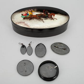 ETT PARTI RYSKA LACKARBETEN, 6 st. 2 askar, 2 broscher, ett hänge och ett par örhängen. 1960-80-tal.