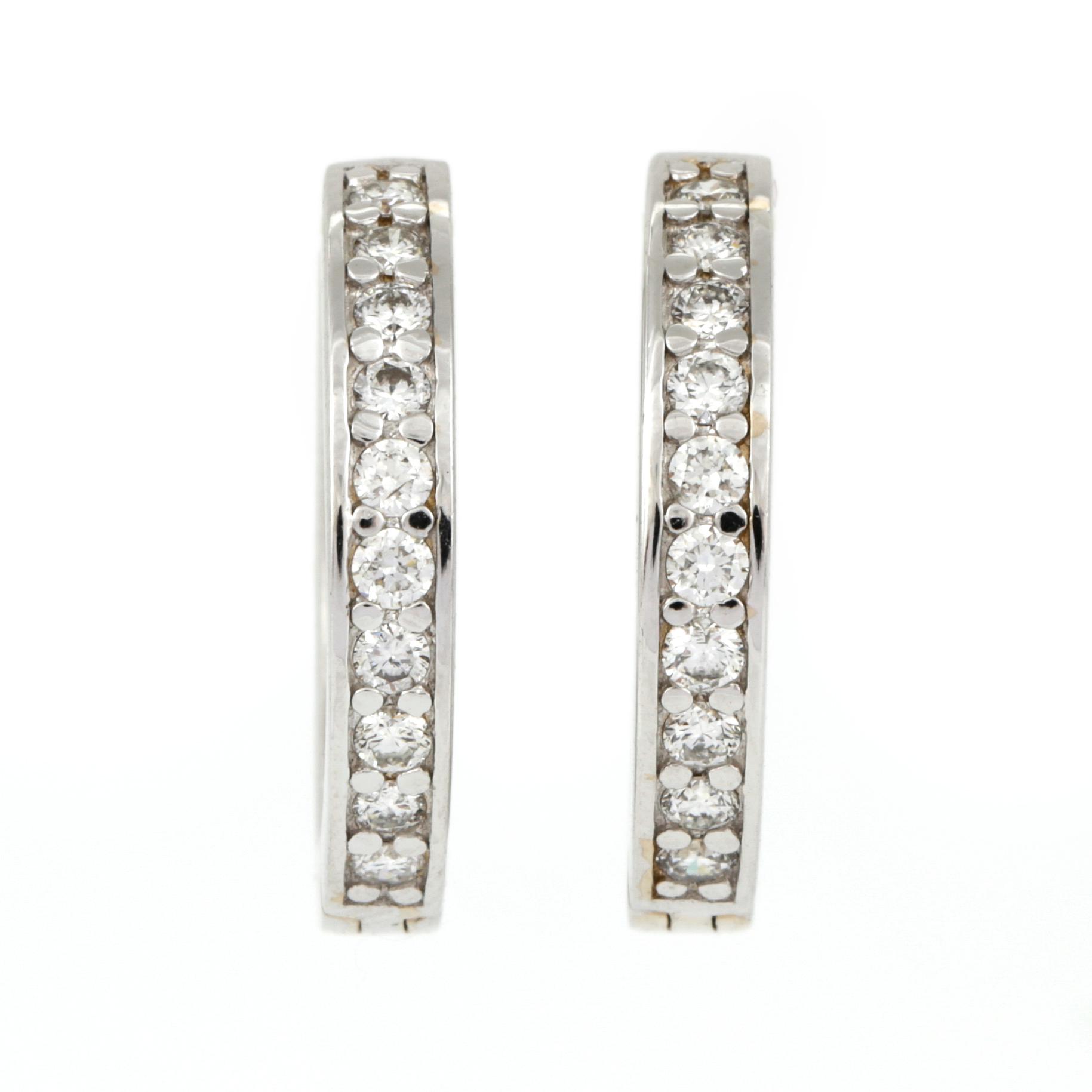 ÖRHÄNGEN, ett par, 14K vitguld med briljantslipade diamanter tot ca 0,40 ct. Vikt 5,38 g.