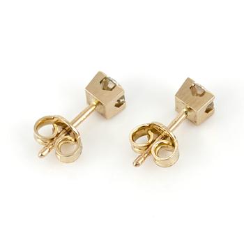 ÖRHÄNGEN, ett par, 18K guld med briljantslipade diamanter, tot ca 0,65 ct. Vikt 1,71 g.
