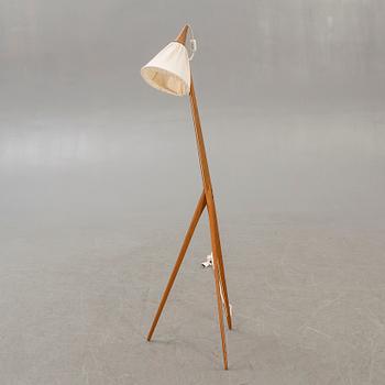 Uno & Östen Kristiansson, an oak floor lamp "Giraffen" Luxus, 1950s.