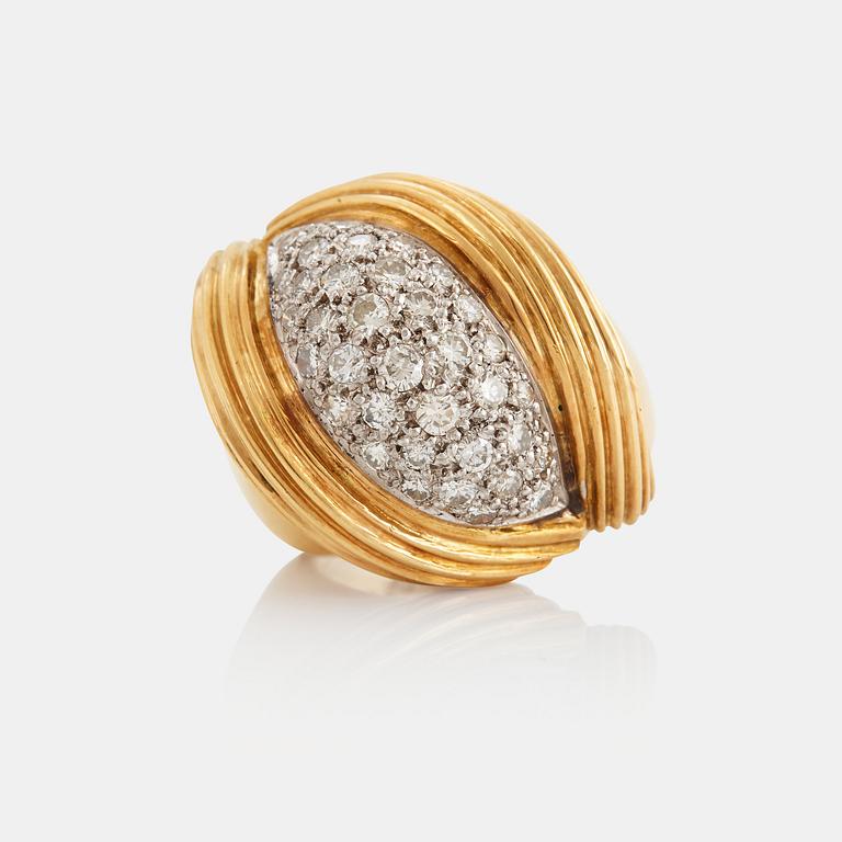 An 18K gold ring set with round brilliant-cut diamonds.