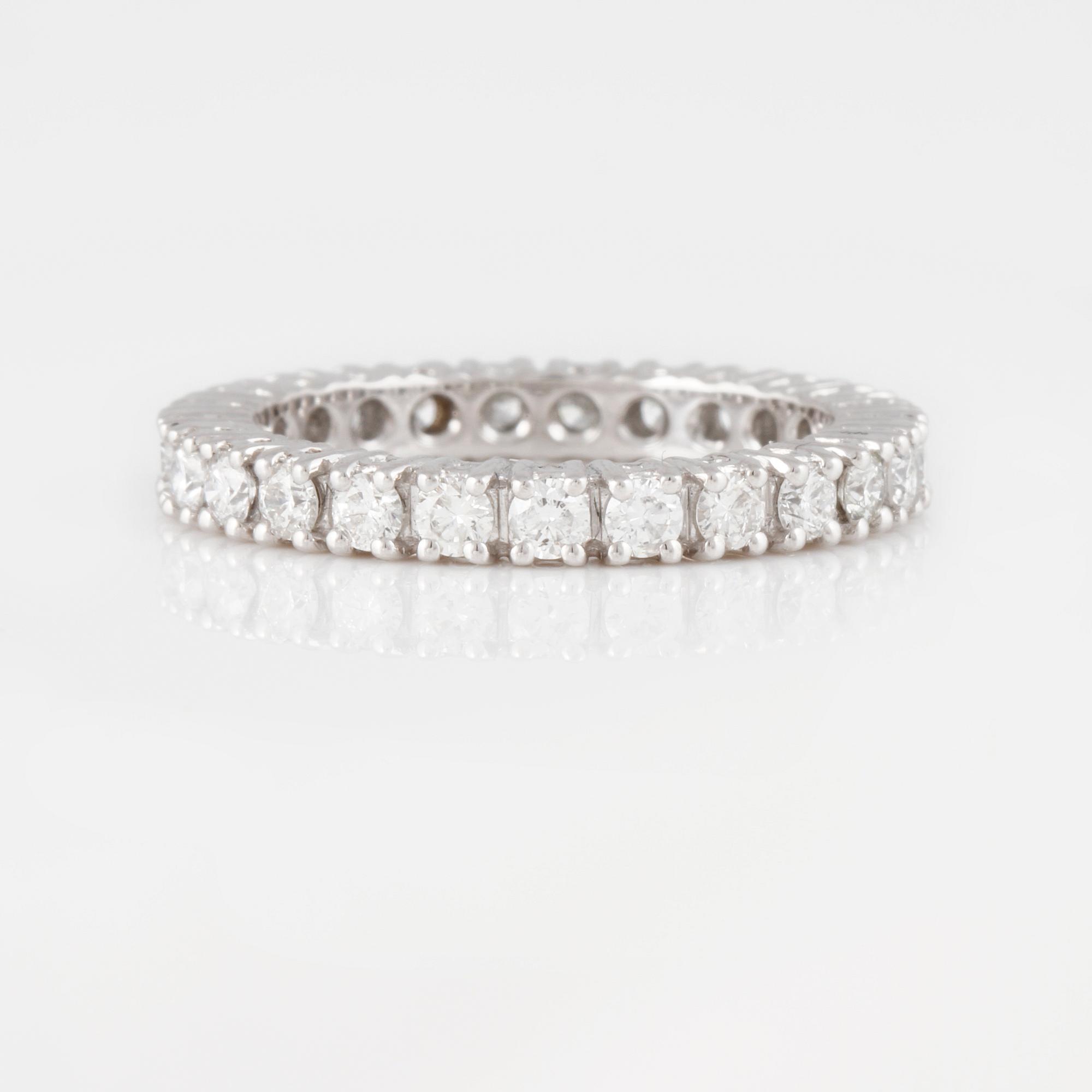 RING, 18K vitguld med briljantslipade diamanter ca 1.10 ct. Vikt 3,6 gram.