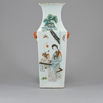 VAS, porslin, Kina, omkring 1900.