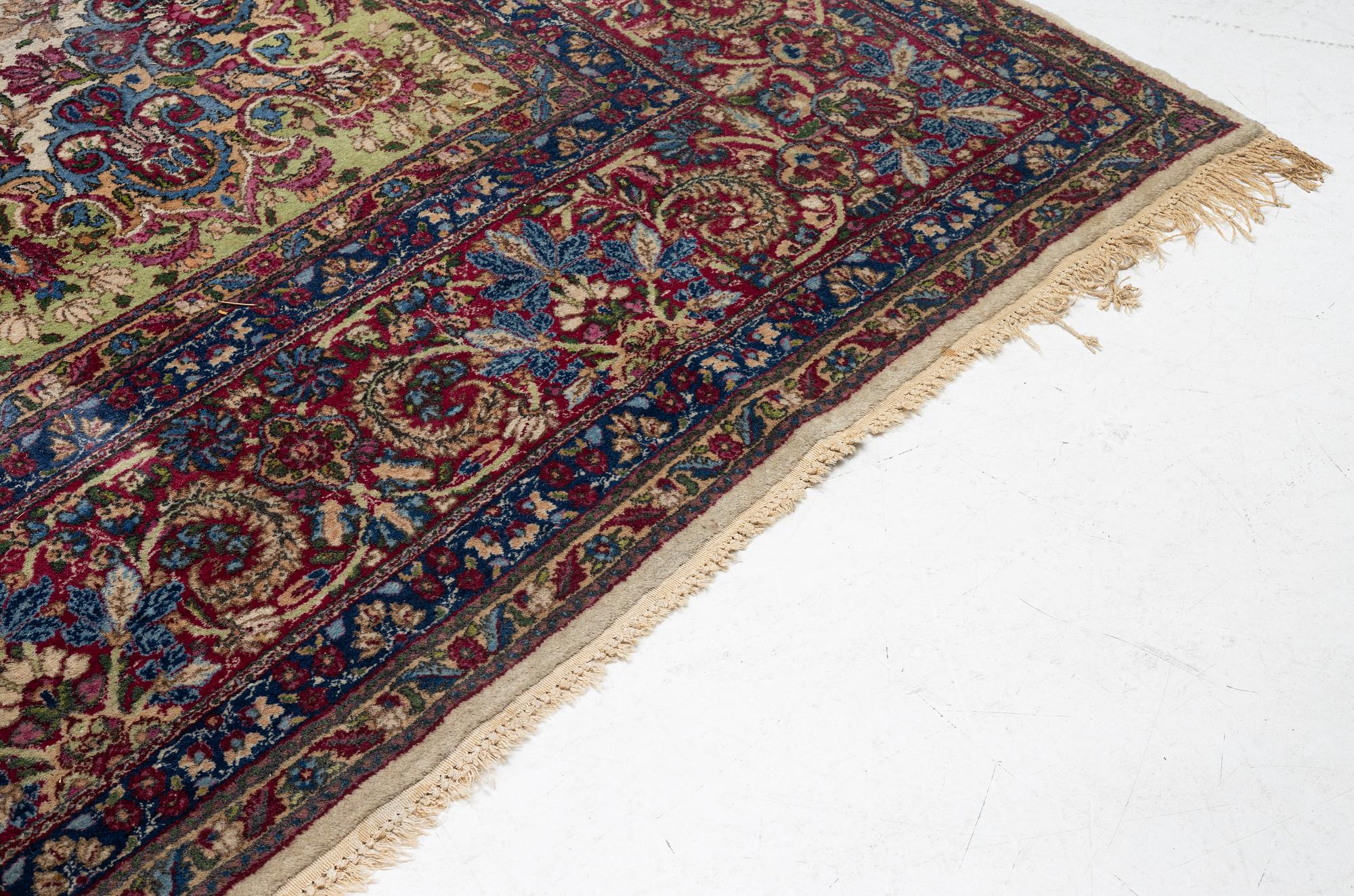 A Kerman carpet, approx. 420 x 300 cm.