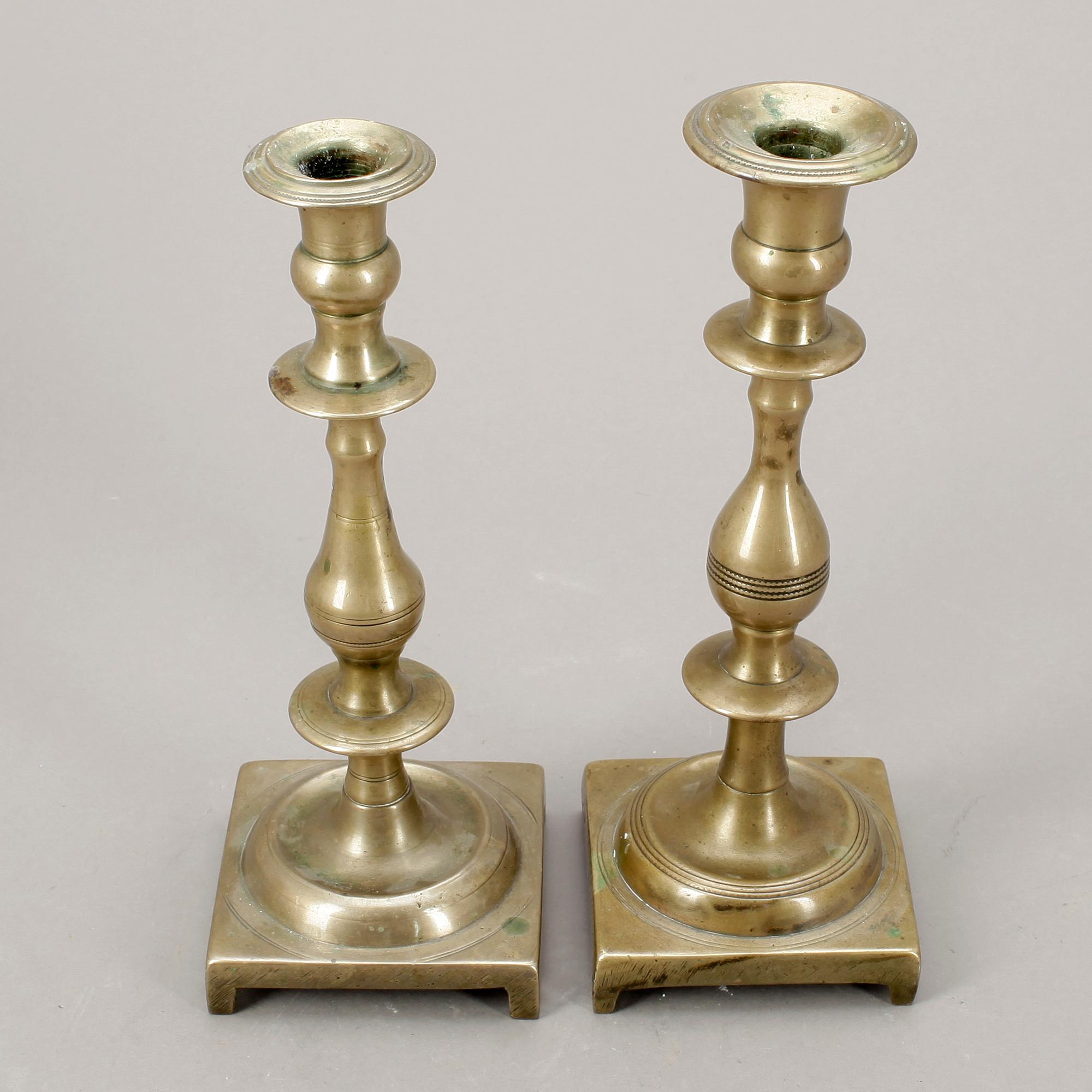 LJUSSTAKAR, 2st, mässing, 1800-tal.