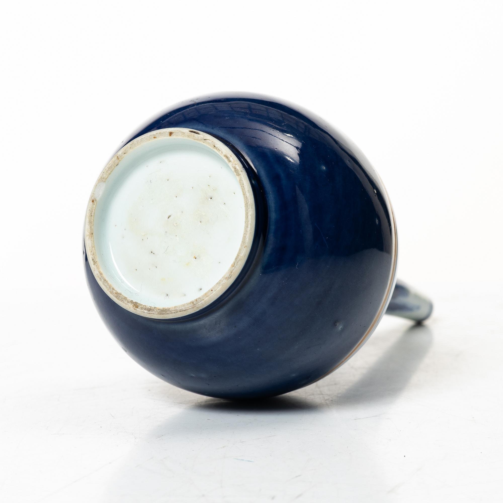 A Chinese blue and white porcelain vase / water sprinkler, Qing dynasty, Kangxi (1662-1722).