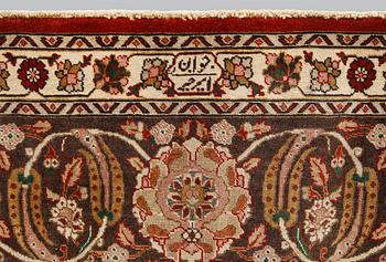 A semi-antique Tabriz carpet, approx. 485 x 343 cm.