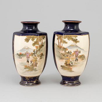 A pair of Japanese satsuma vases, Meiji period, early 20th Century.