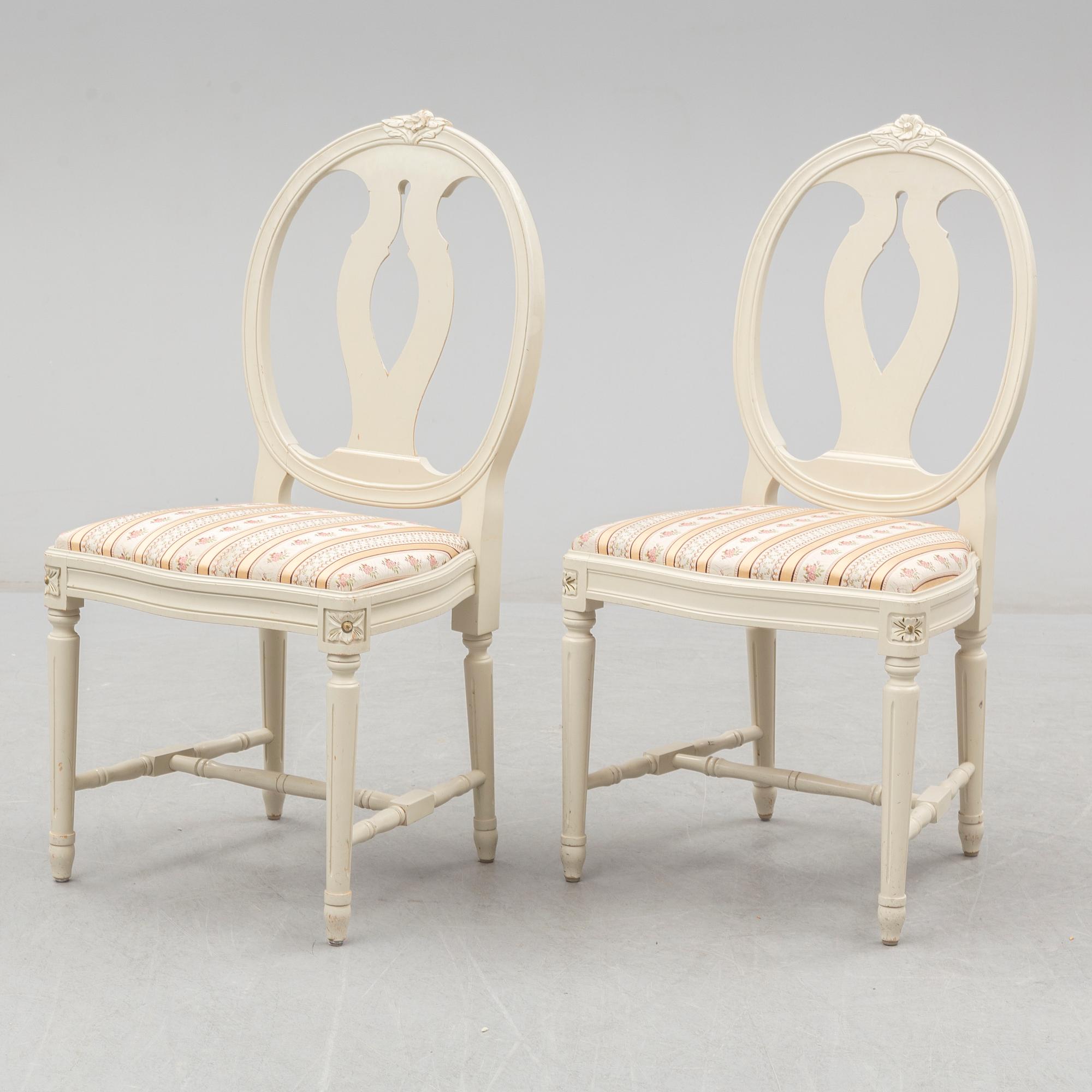 A set of eight chairs and a dining table. Gustavian style, second half of the 20th century. 2 leaves included.