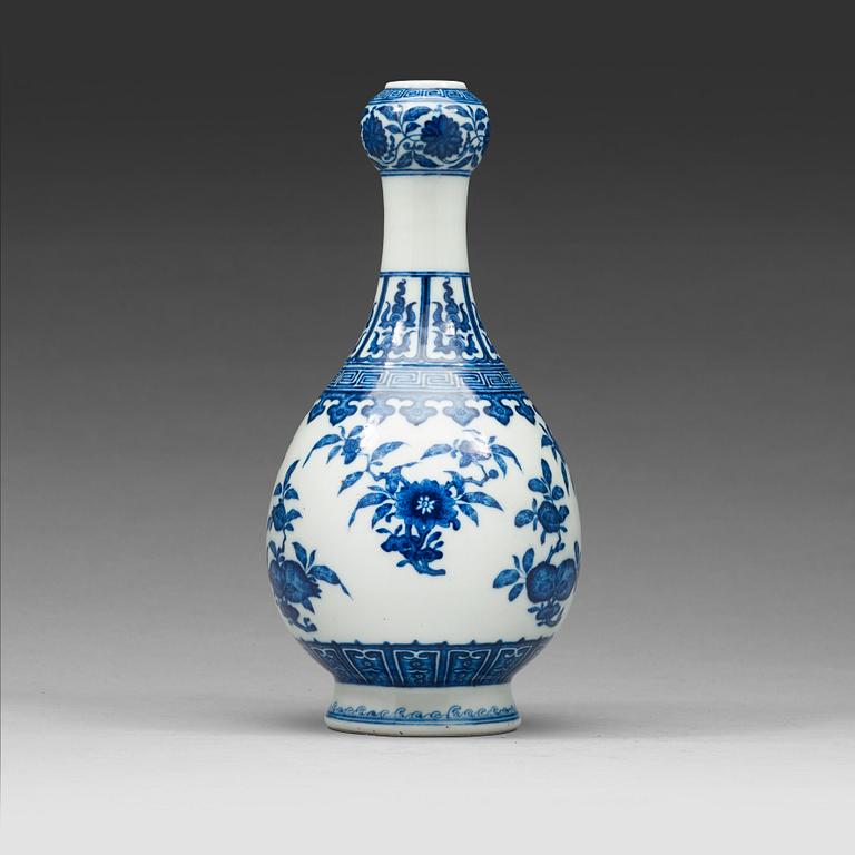 A blue and white 'garlic-head' vase, Qing dynasty, with Qianlongs mark.