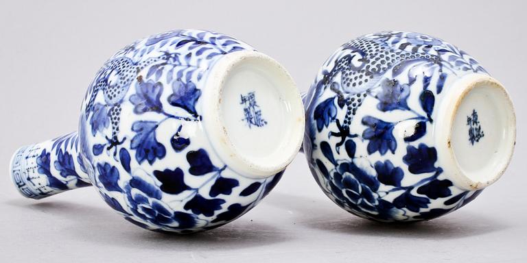VASER, ett par, porslin, Kina, 1800/1900-tal.