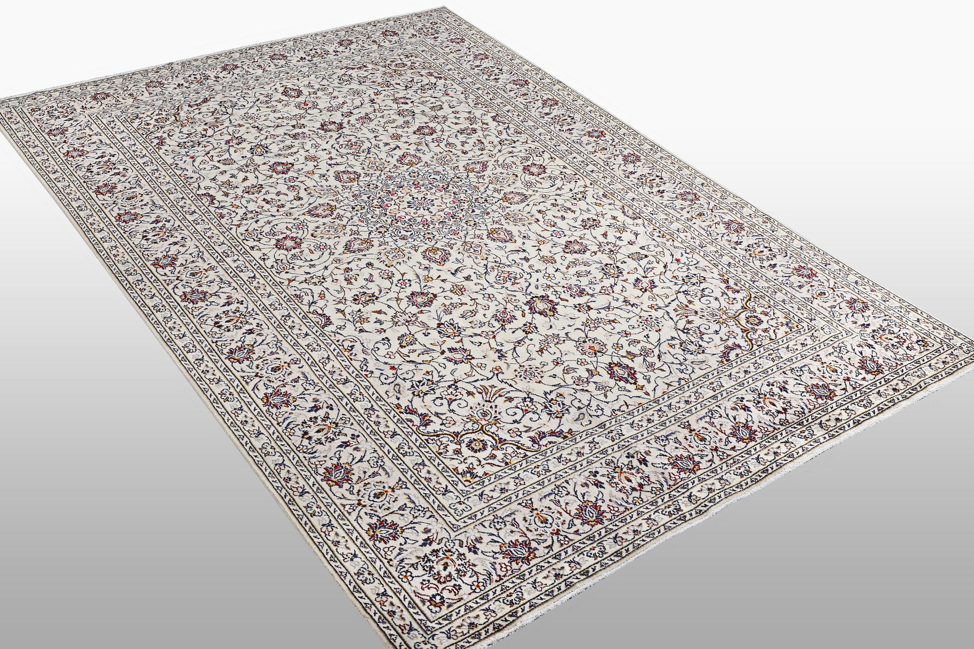 A carpet, Kashan, ca 312 x 200 cm.