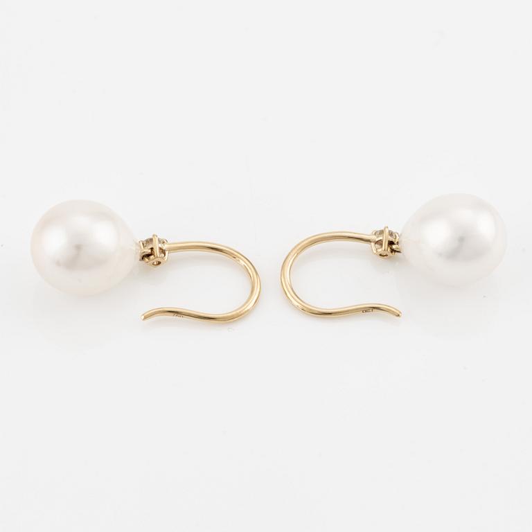 Earrings 18K gold with freshwater pearls and brilliant-cut diamonds.