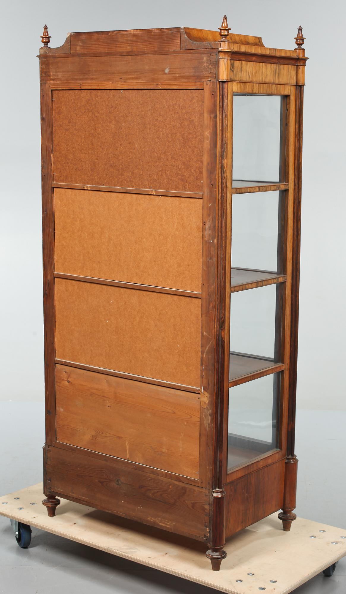 VITRINSKÅP, omkring sekelskiftet 1900.