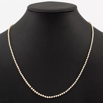 Pearl necklace, graduated pearls, clasp in 18K white gold with small diamonds.