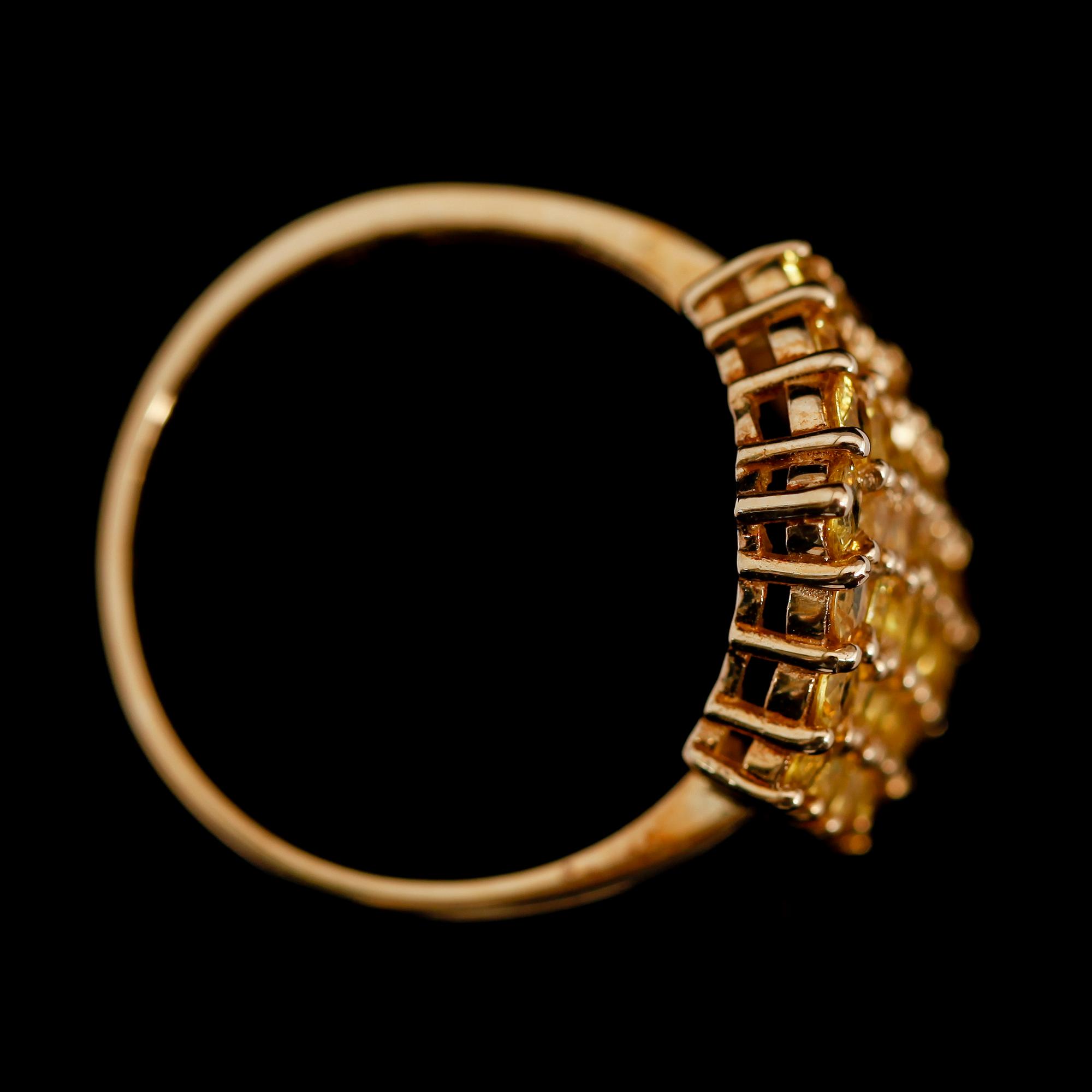 RING, 10 k guld, gula safirer tot ca 4.0 ct.