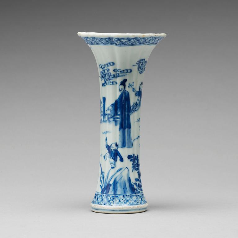 A blue and white vase, Qing dynasty, early 18th Century.