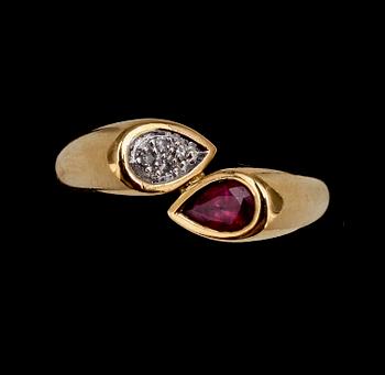 RING, 18k guld, Rubin samt briljantslipade diamanter. Vikt ca 6,4 g.