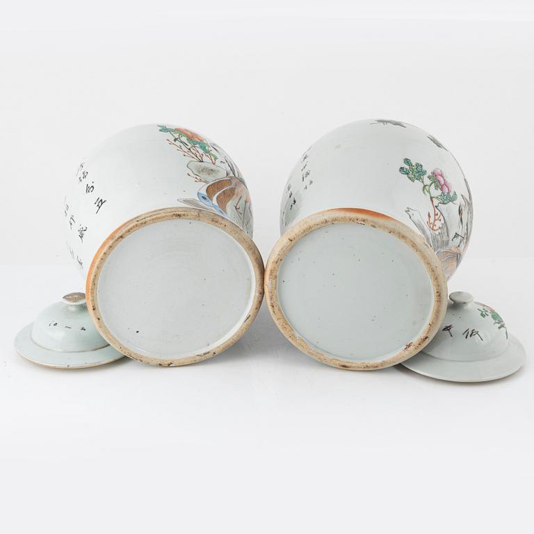 A pair of porcelain covered urns, China, first half of the 20th century.