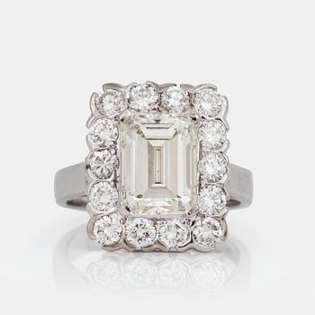 723. A 3.21 ct emerald-cut diamond ring. Weight of diamond according to engraving. Surrounded by 14 brilliant-cut diamonds.