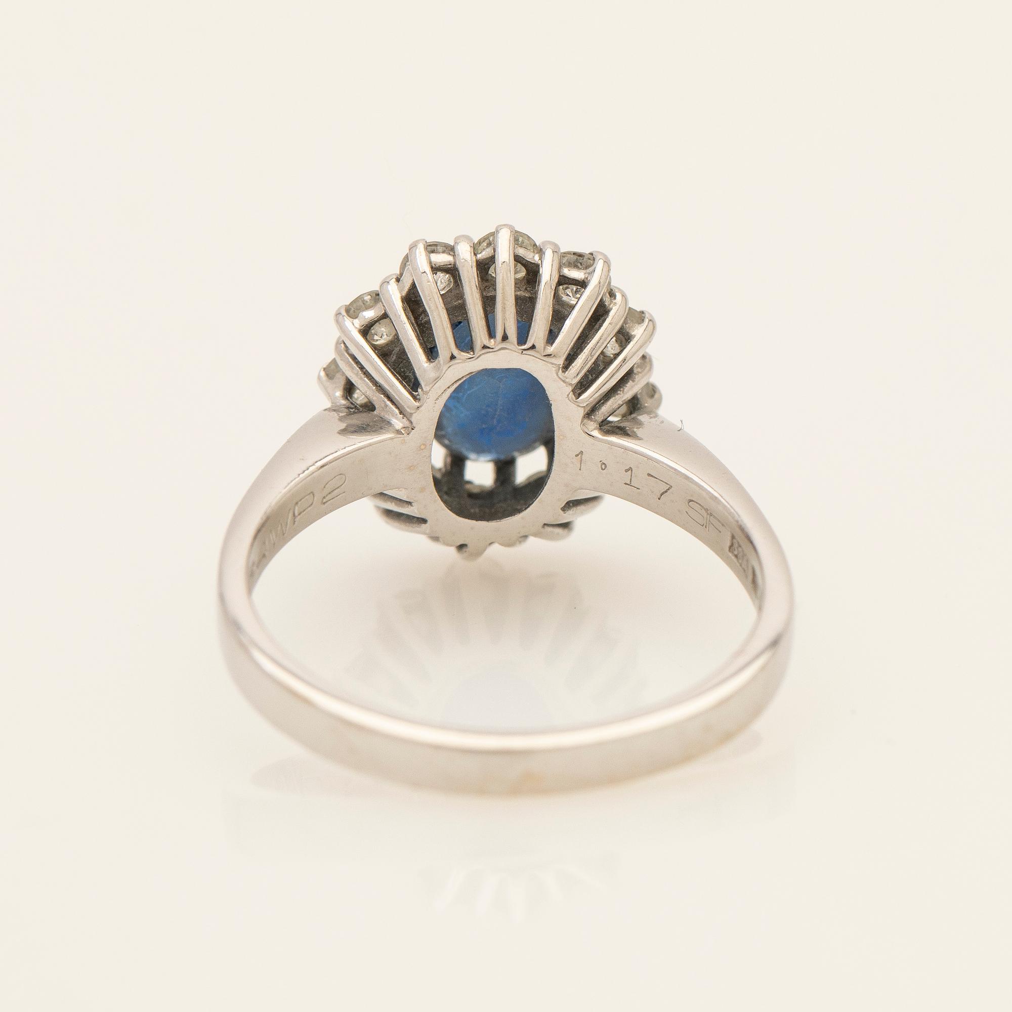 Ring, 18k vitguld med briljantslipade diamanter och safir.