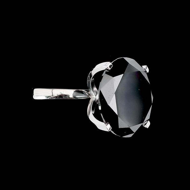 RING, 18 k vitguld, solitär svart briljantslipad diamant ca 18.40 ct.
