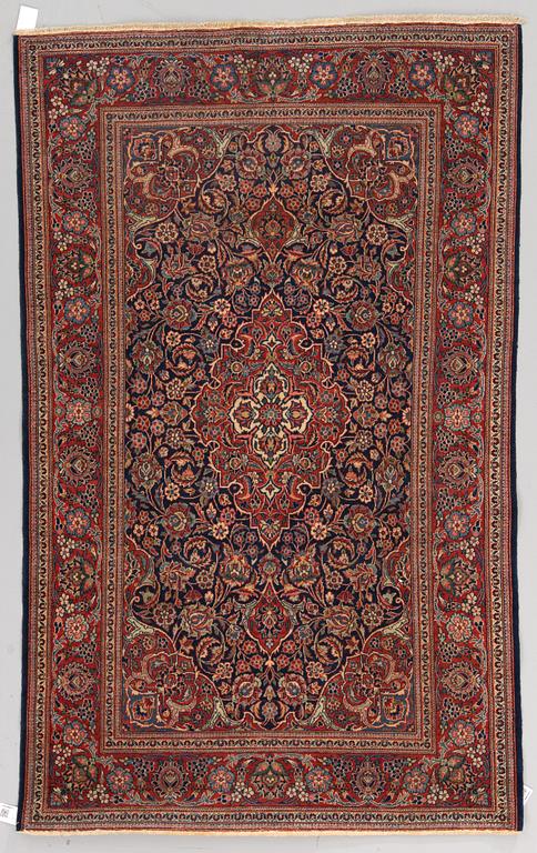 A RUG, a semi-antique Kashan, ca 210,5 x 132,5 cm.