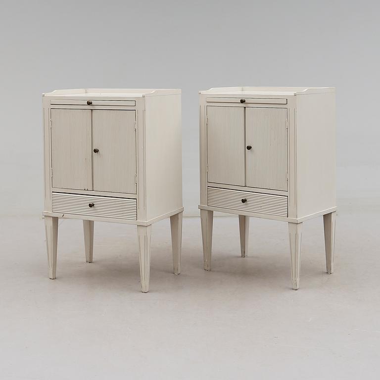 SÄNGBORD, 1 par, gustaviansk stil, 1900-talets andra hälft.