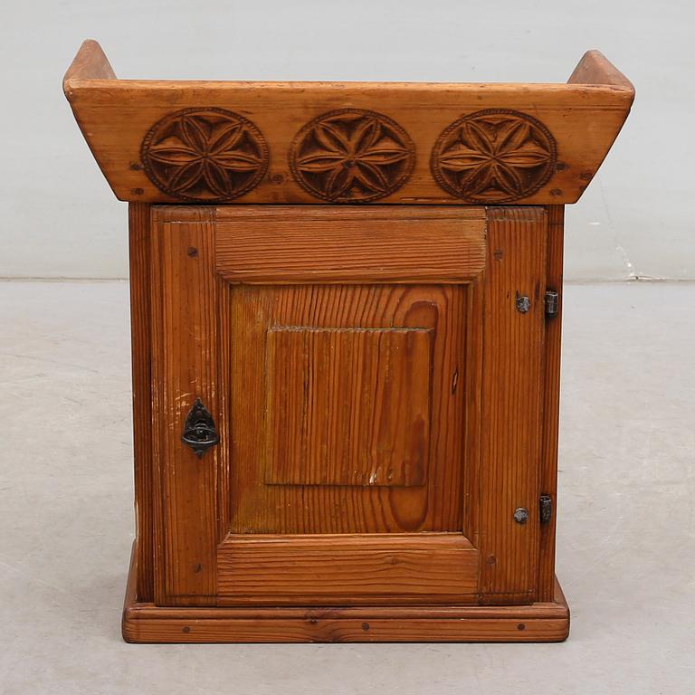 HÄNGSKÅP, allmoge, 1700-/1800-tal.